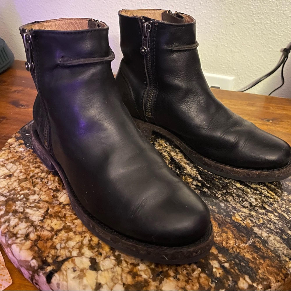 Frye Carly ankle Chelsea boot in excellent gently used condition